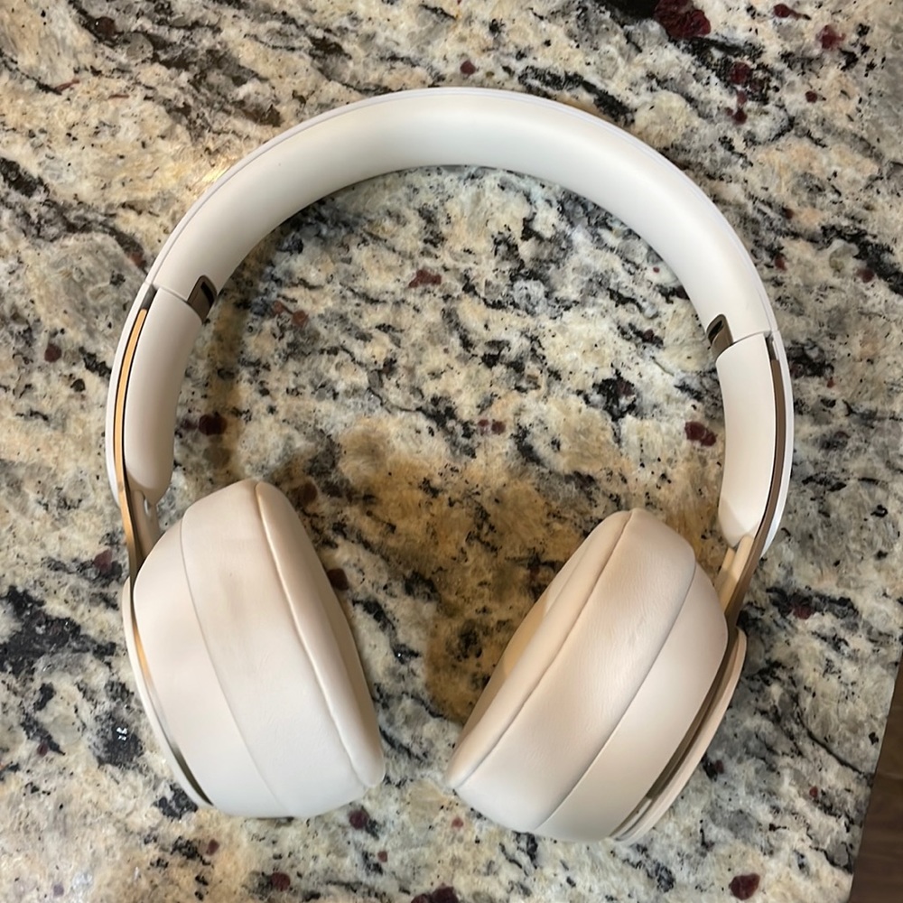 Beats Solo Pros